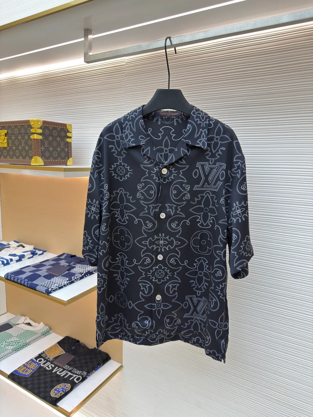 LOUIS VUITTON line double-sided printed shirt ●Authentic product: purchased and developed for 14900 ●Item number: 1680401-B05 ●Fabric: Tencel fabric ●Technology: Printing production ●Version: fitted version ●Weight: about 255 grams ●Size: Before printing on the machine, the theodolite corrects the latitude and skew, and the pattern is printed on the surface and bottom at the same time. The pieces are accurately cut by laser burning in the later stage. It is equipped with an ancient gold base and is inlaid with a natural shell engraved hand-stitched button with letters. The overall wiring is straight and delicate, the fabric is comfortable and soft, and the color is consistent without color difference. It can be matched with the same style to create a fashionable look and control various occasions. Customized accessories, complete with three standards, same style for men and women!